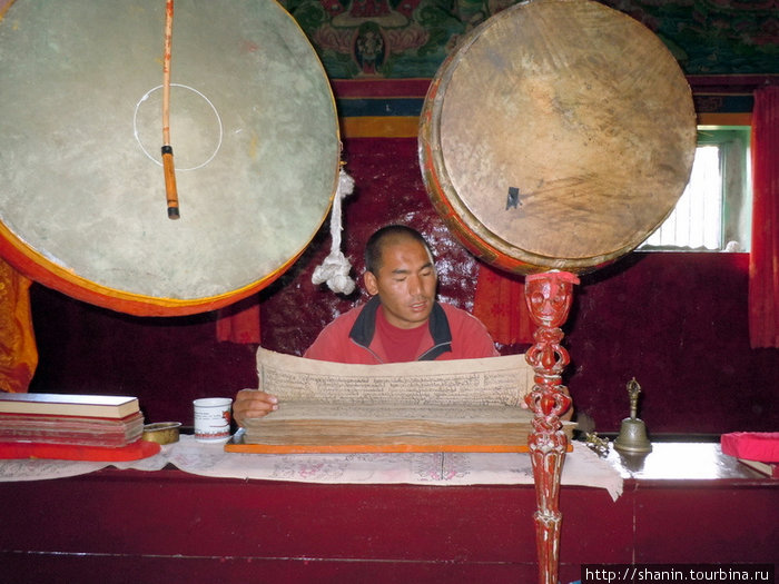 Монах читает сутры Тукуче, Непал
