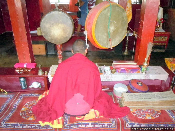 Монах и барабаны Тукуче, Непал