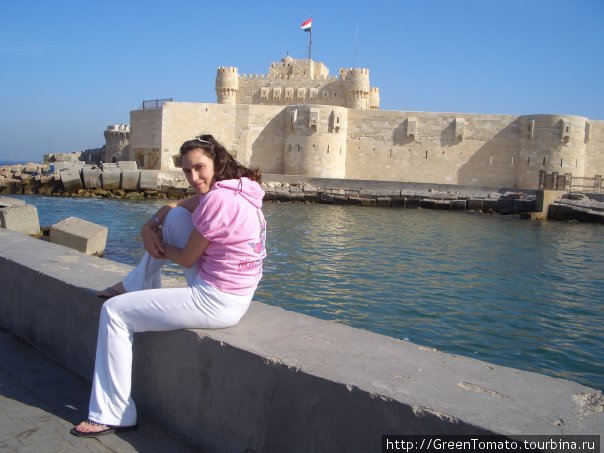 на месте замка стоял Александрийский маяк. Египет