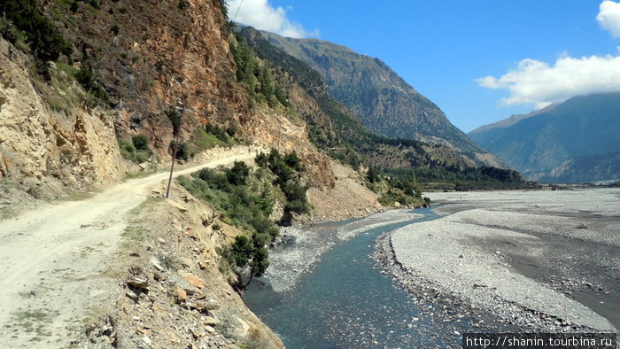 Дорога у реки Тукуче, Непал