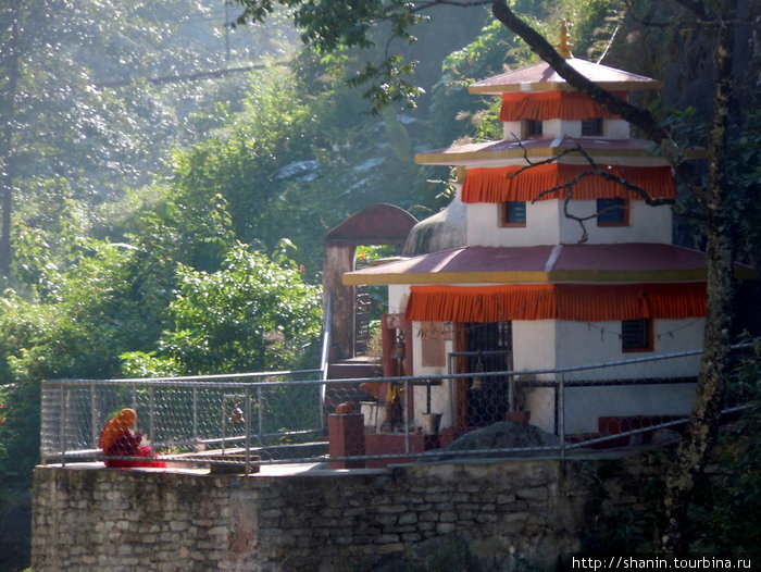 Храм у реки Зона Дхавалагири, Непал