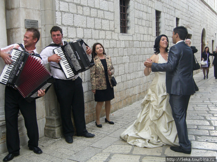 Свадьба и танцующие молодожены у базилики Пореч, Хорватия