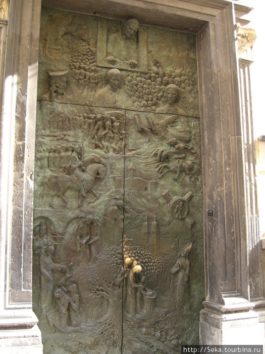 На этой двери изображена история Любляны Любляна, Словения