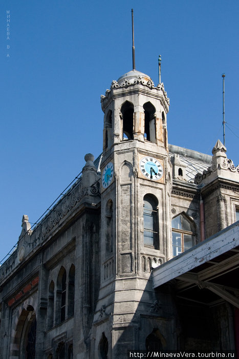 Вокзал Сикерджи – это тот самый вокзал, на который прибывал знаменитый Восточный экспресс – маршрут Париж – Стамбул всего за  67 часов, господа,  в конце 19 века это невероятно быстро. Стамбул, Турция