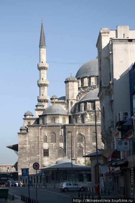 Новая мечеть

Новая мечеть  построена в середине 17 века и называется так потому, что в момент постройки она была самая новая. Стамбул, Турция