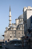 Новая мечеть

Новая мечеть  построена в середине 17 века и называется так потому, что в момент постройки она была самая новая.