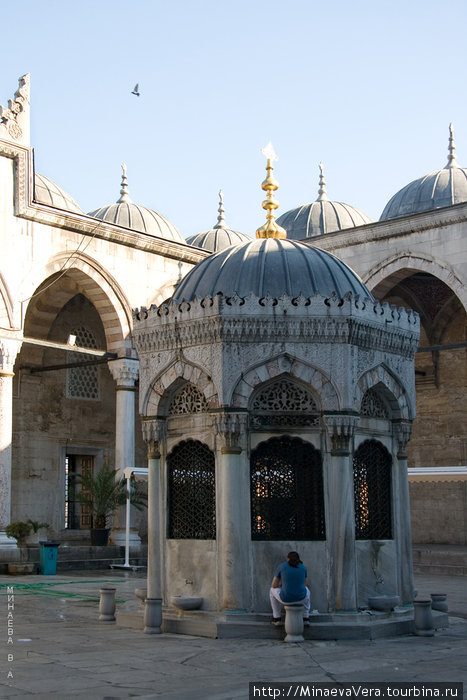 Новая мечеть  построена в середине 17 века и называется так потому, что в момент постройки она была самая новая. Стамбул, Турция