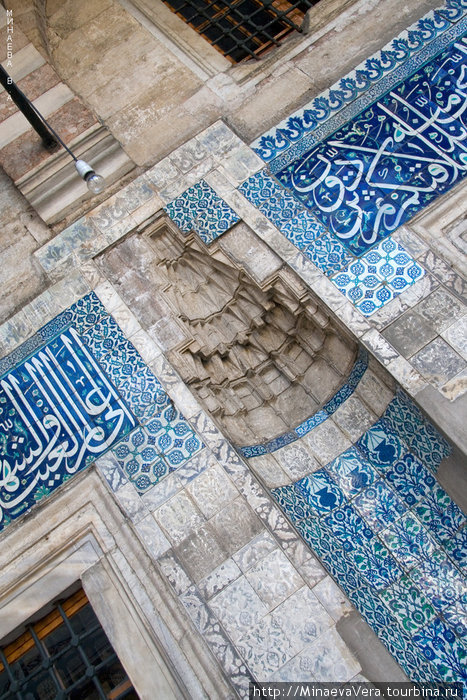 Новая мечеть  построена в середине 17 века и называется так потому, что в момент постройки она была самая новая.
Чудесные  голубая плитка на стенах Стамбул, Турция
