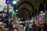 За Новой мечетью расположен крытый Египетский  рынок – такой же, как все восточные рынки – бестолковый, шумный и остро пахнущий специями.