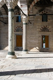 Напротив университета находится мечеть Баязит, построенная султаном Баязитом 2 в начале  16 века и названая в его честь