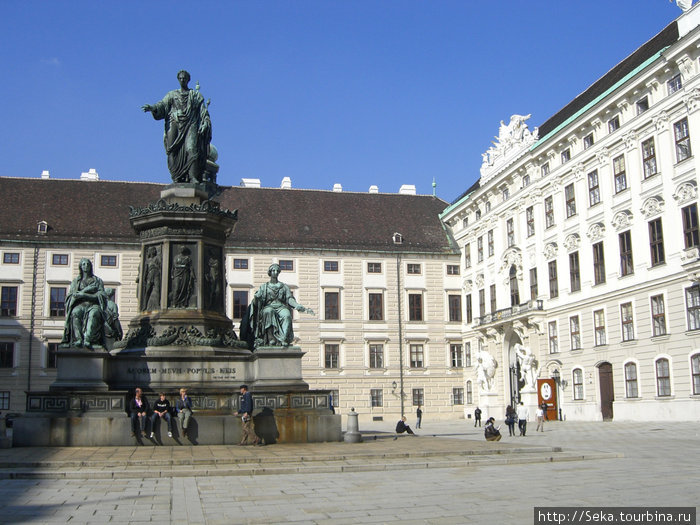 Двор Ин дер Бург с памятником Францу I Вена, Австрия