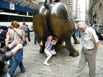 Бык, поднимающий рогами экономику США, — символ Нью-Йорка. Говорят, если подержаться за него, — будут деньги.
