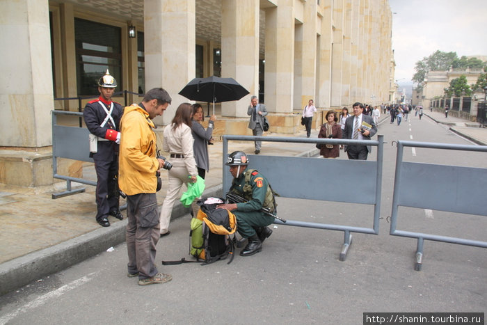 Пройти мимо Президентского дворца можно только после тщательного обыска Богота, Колумбия