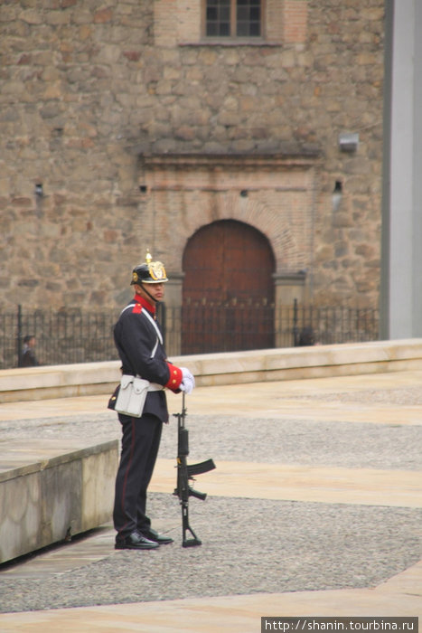 Охранник на территории Президентского дворца Богота, Колумбия
