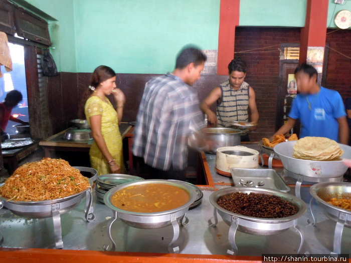 Обязательная остановка на обед у придорожного ресторана Бесисахар, Непал