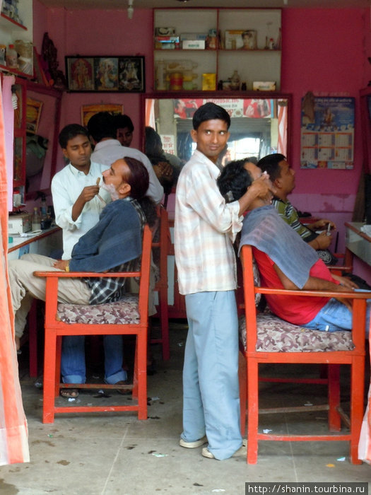 Парикмахерская на автовокзале — самое время постричься и побриться перед долгой и опасной дорогой Бесисахар, Непал