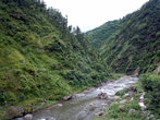 Дорога из Катманду в Покхару большей частью идет вдоль русла реки