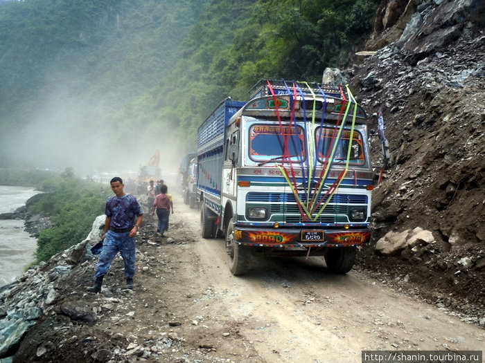 Сель на дороге Непал