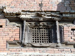 Кирпичный дом с деревянным окном — узнаваемый непальский стиль, характерный для всей долины Катманду