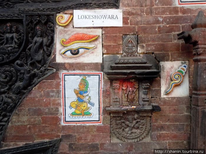 Буддистские символы на стене храма Бхактапур, Непал
