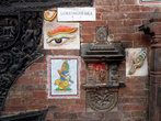 Буддистские символы на стене храма