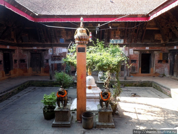 Во дворе дома Бхактапур, Непал