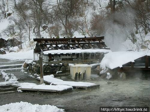 В домиках — насосы и трубы, распределяющие воду по рёканам Япония
