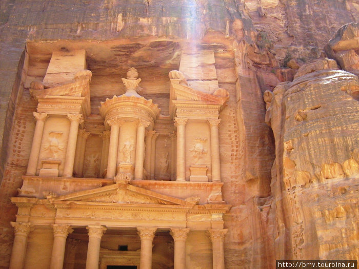 Эль-Хазны — мавзолей в скале. Петра, Иордания