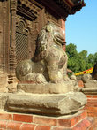 Каменная статуя у входа в храм