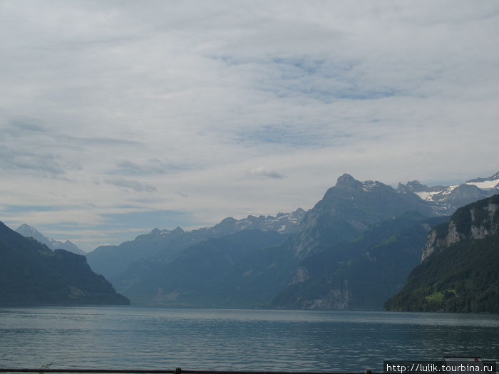 Город на берегу Фирвальдштетского озера Бруннен, Швейцария