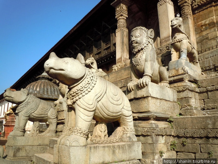 Каменные фигуры на лестнице к храму Бхактапур, Непал