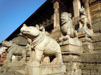 Каменные фигуры на лестнице к храму