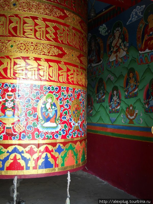 Молитвенный барабан в монастыре Намче Базар. Тенгбоче, Непал