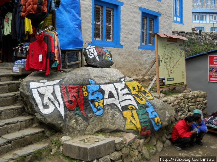 От этого мани-стоуна в Тенгбоче — вверх по лестнице. Тенгбоче, Непал