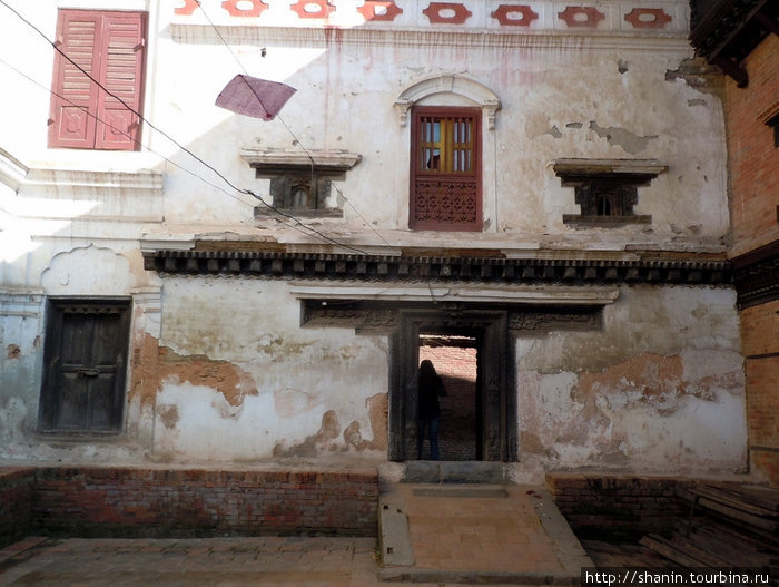 Первый внутренний двор дворца 55 окон Бхактапур, Непал