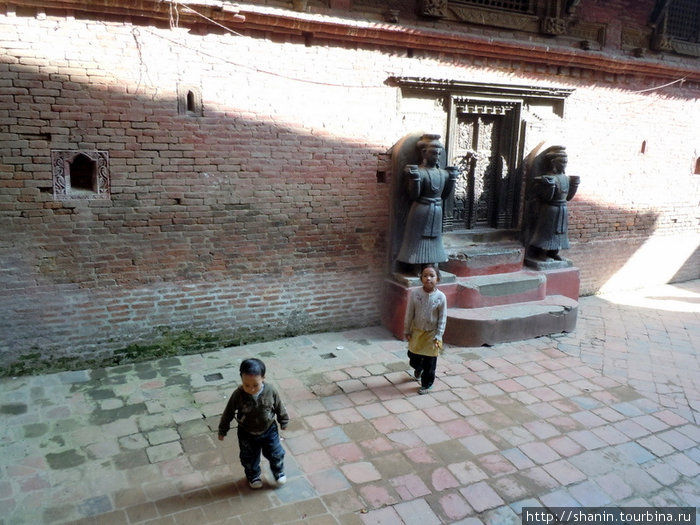 Во внутреннем дворе дворца Бхактапур, Непал