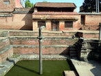 Бассейн во внутреннем дворе дворца 55 окон в Бхактапуре