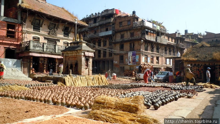 На площади горшечников Бхактапур, Непал