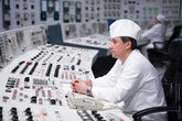 На БЩУ постоянно находятся: ведущий инженер по управлению реактором (ВИУР), ведущий инженер по управлению турбинами (ВИУТ), ведущий инженер по управлению блоком (ВИУБ) и начальник смены блока (НСБ).