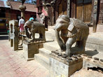Слоны у входа в храм Вишну