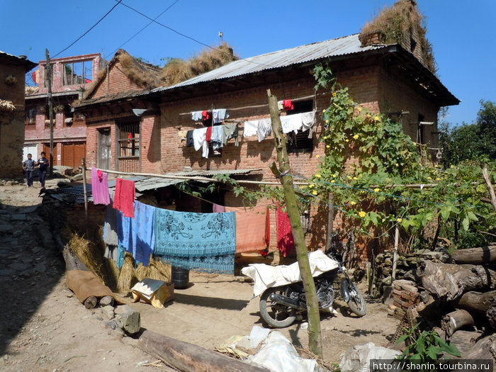 Люди живут у храма Чангу Нараян как и в прошлом веке Чангу-Нароян, Непал
