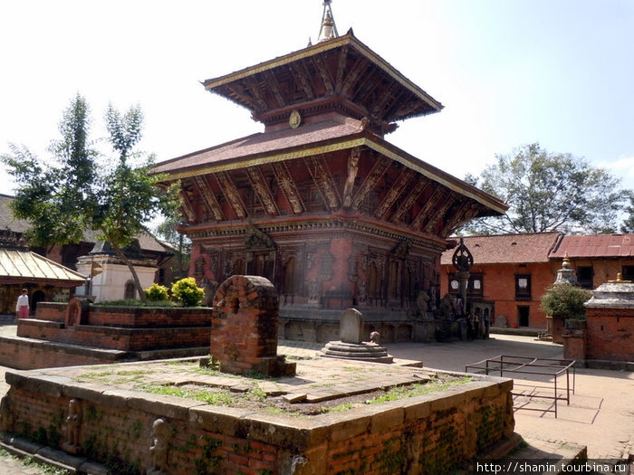 В храме Чангу Нараян Чангу-Нароян, Непал