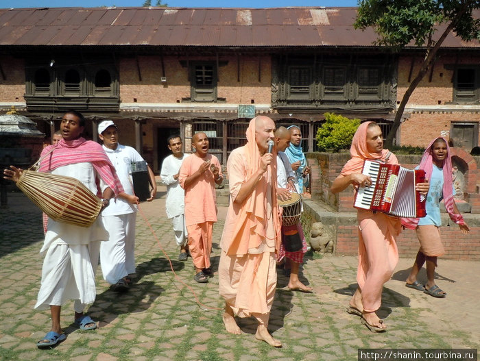 Кришнаиты обходят храм Чангу-Нароян, Непал