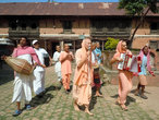 Кришнаиты обходят храм