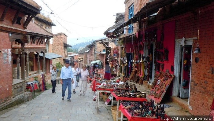 Улица к храму вся заставлена сувенирными лавочками Чангу-Нароян, Непал