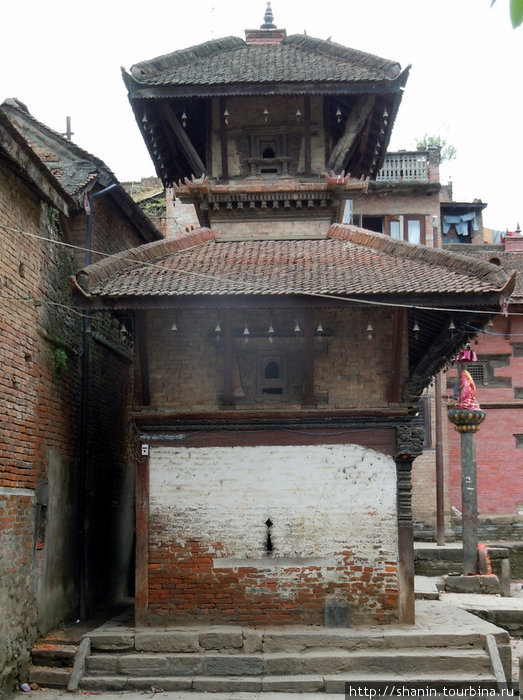 Маленький храм у входа Киртипур, Непал