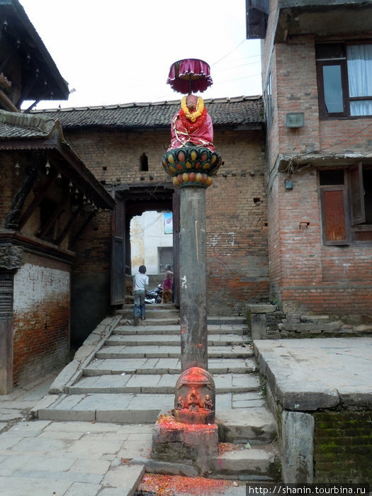 Статуя матери-богини на столбе Киртипур, Непал
