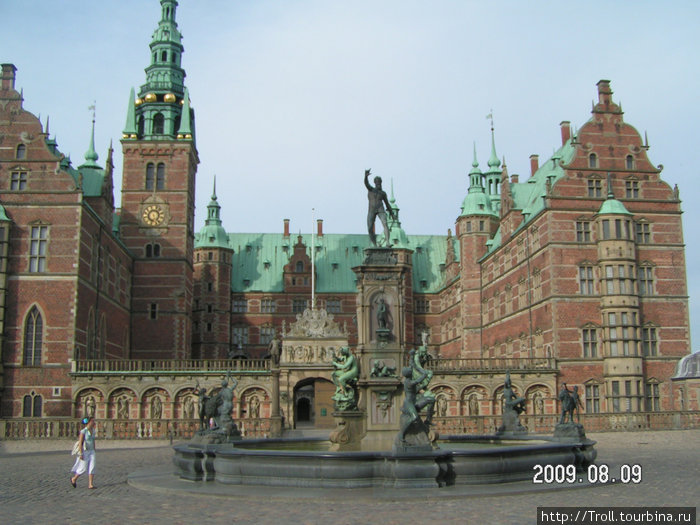 Торжественный фасад и перед ним фонтан со скульптурами на водную тему Хиллерёд, Дания