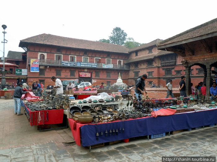 Сувениры для туристов на площади Дурбар в Патане Патан (Лалитпур), Непал
