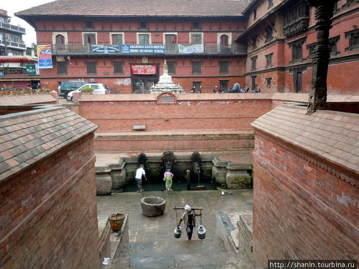 Бассейн с водой на площади Дурбар в Патане Патан (Лалитпур), Непал